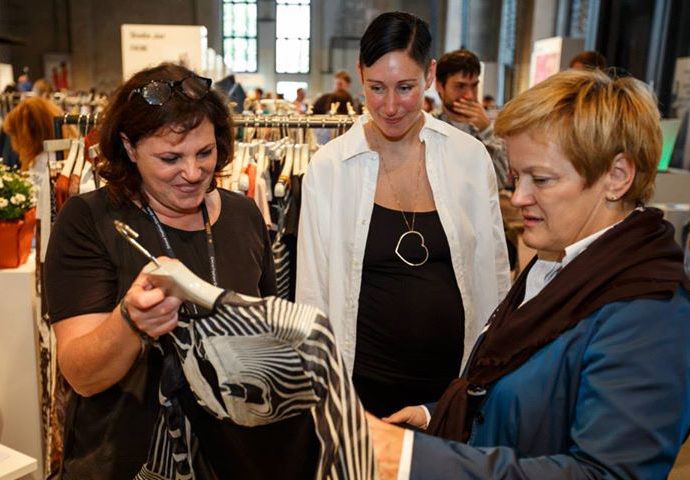 Wir Präsentieren unsere Mode auf der Ethical Fashion Show, auch an Renate Künast